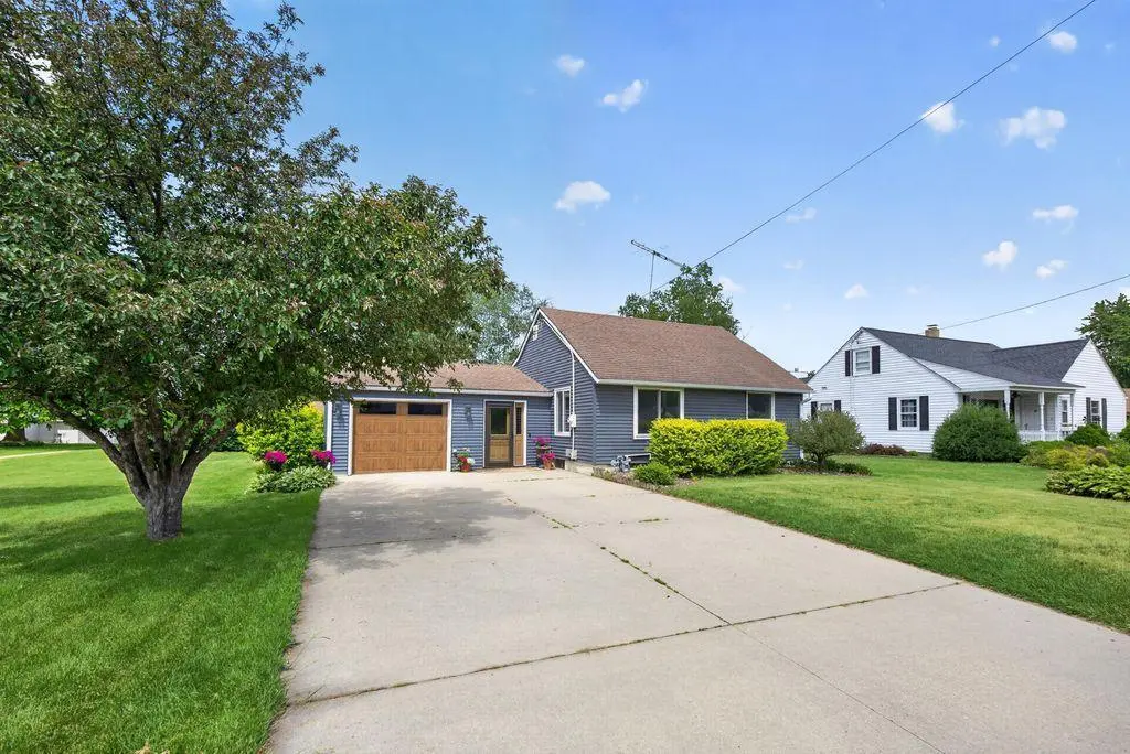 1290 West AVE, Zumbrota, MN 55992