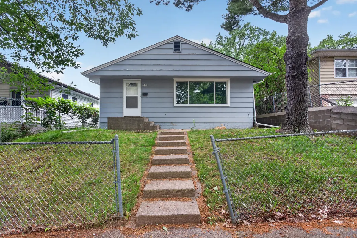 2046 Reaney AVE E, Saint Paul, MN 55119