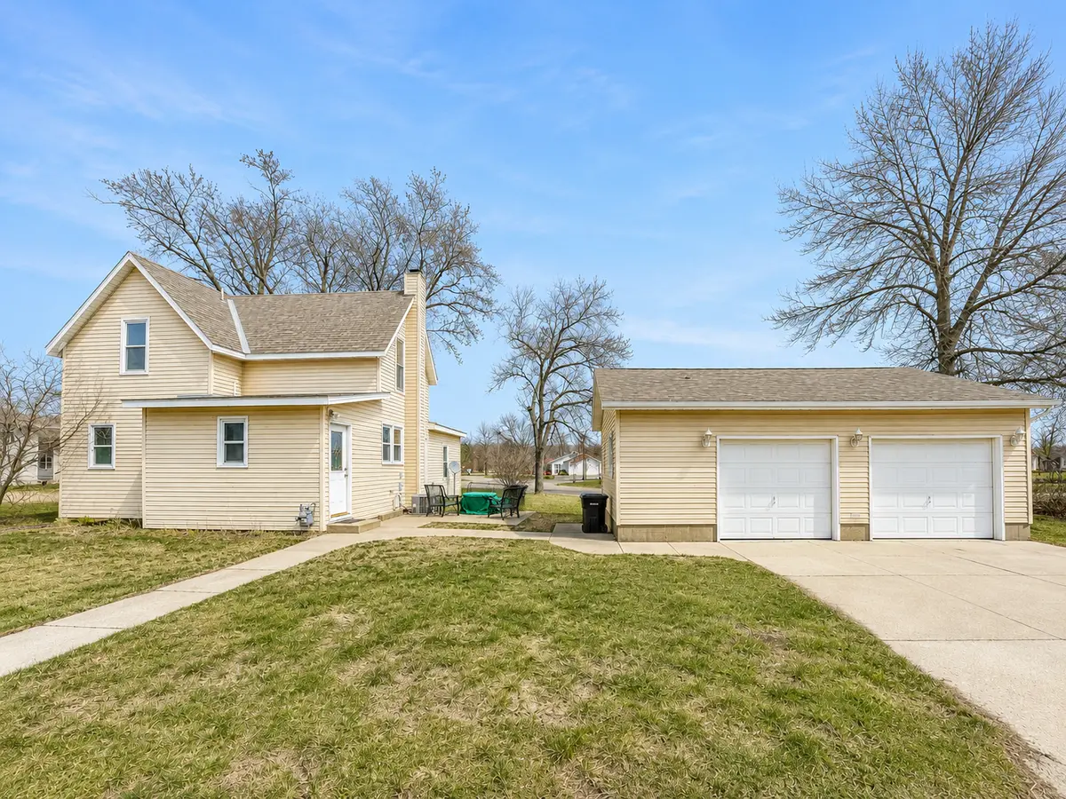 672 S Anna AVE, Lake Crystal, MN 56055
