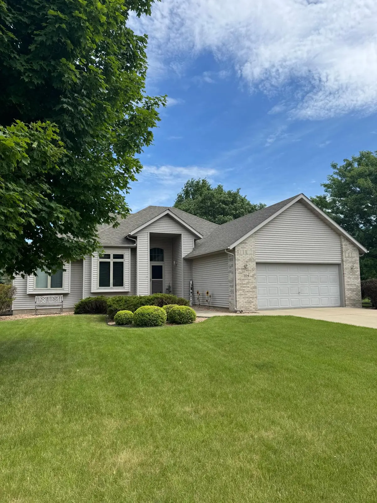 204 Allen LN, Faribault, MN 55021