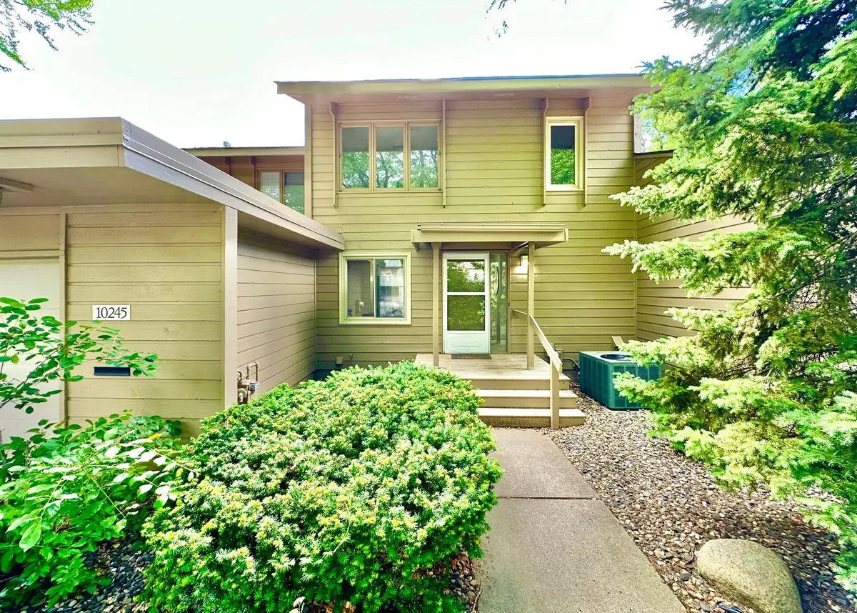 10245 Scarborough RD, Bloomington, MN 55437
