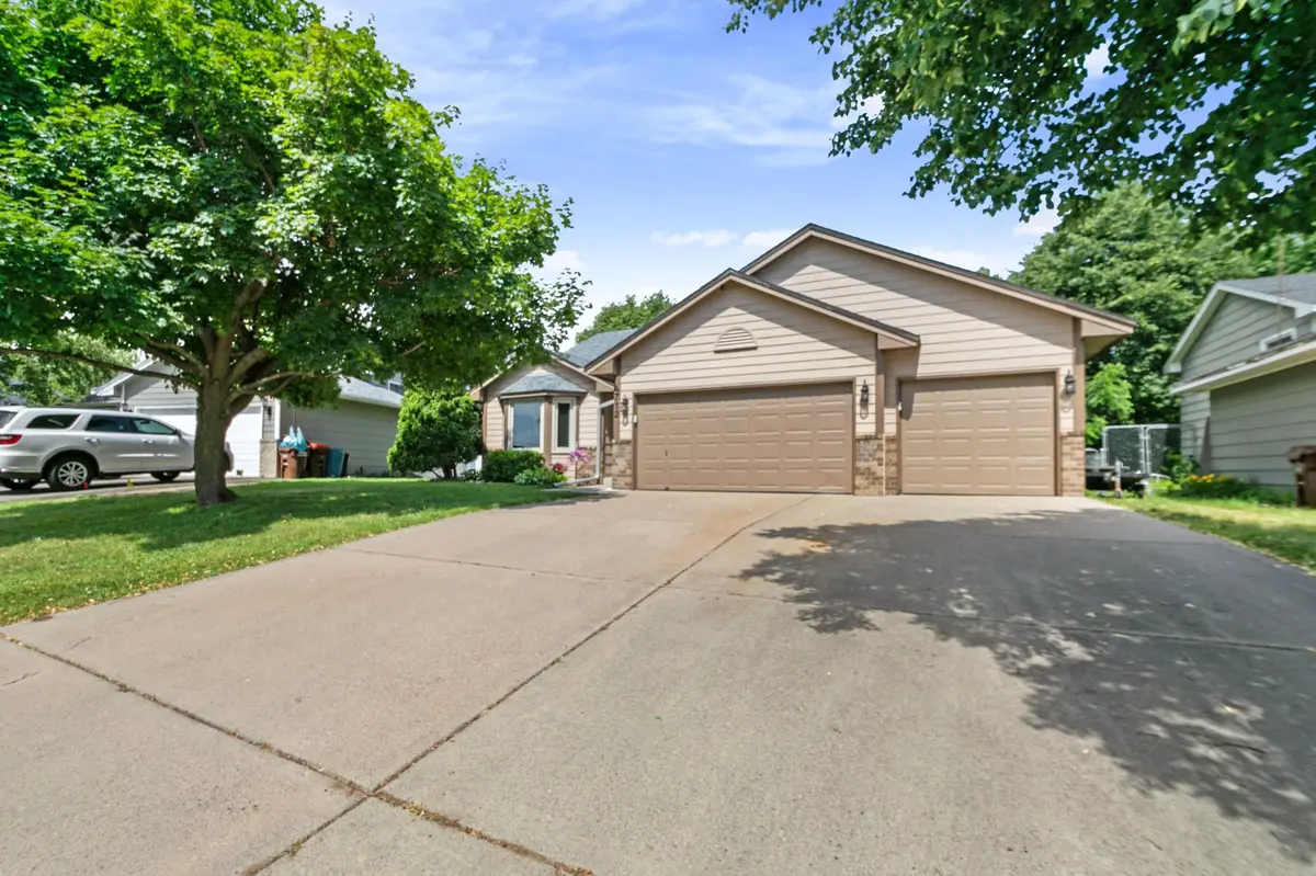 4712 Heather Ridge RD N, Oakdale, MN 55128