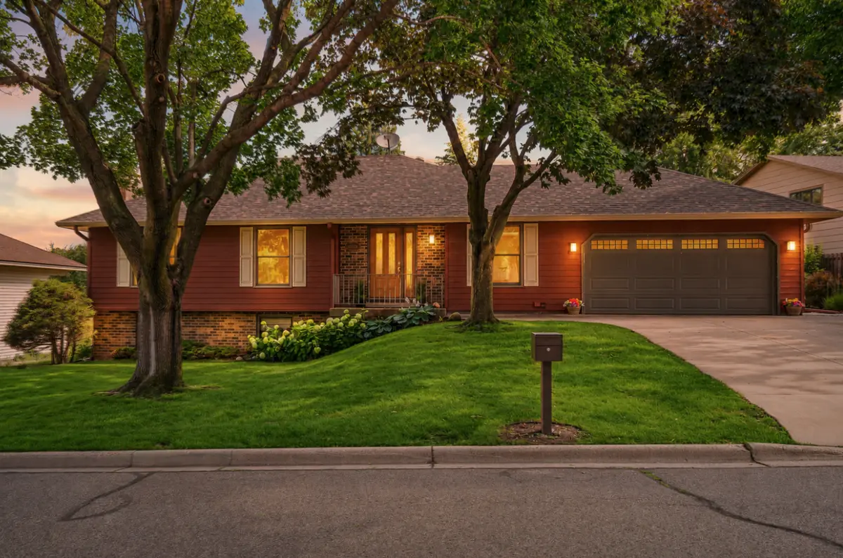 108 Knoll CIR E, Burnsville, MN 55337