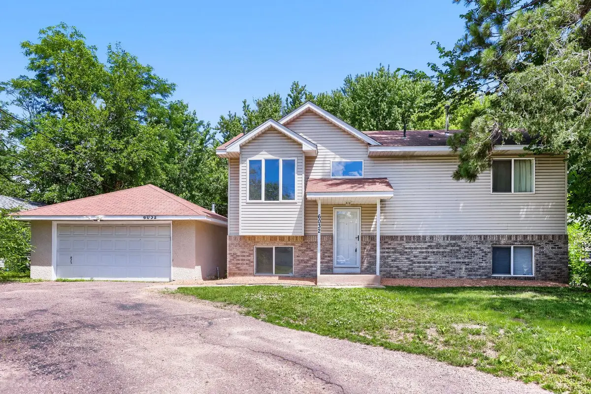 6032 Upper 51st ST N, Oakdale, MN 55128