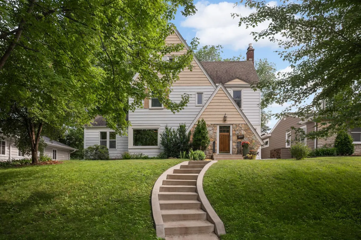 1648 Hillcrest AVE, Saint Paul, MN 55116