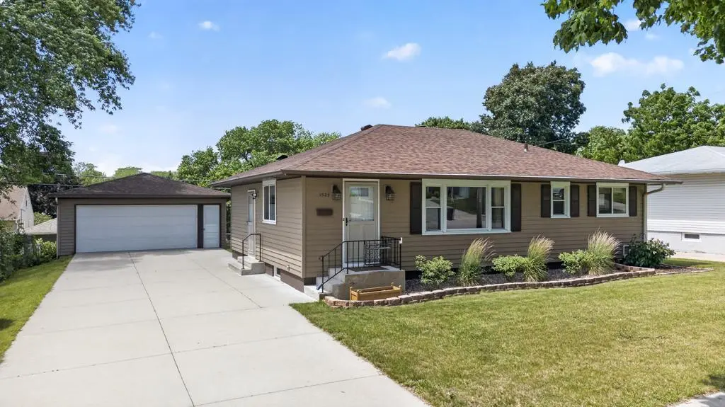 1525 11th AVE NE, Rochester, MN 55906