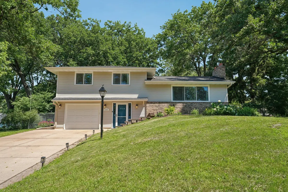 7132 Courtly RD, Woodbury, MN 55125