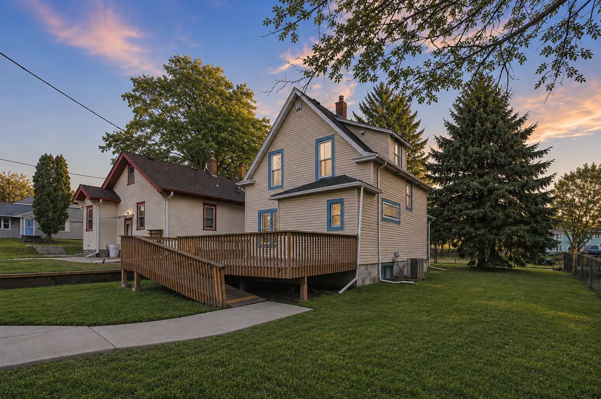 902 Dodd RD, West Saint Paul, MN 55118