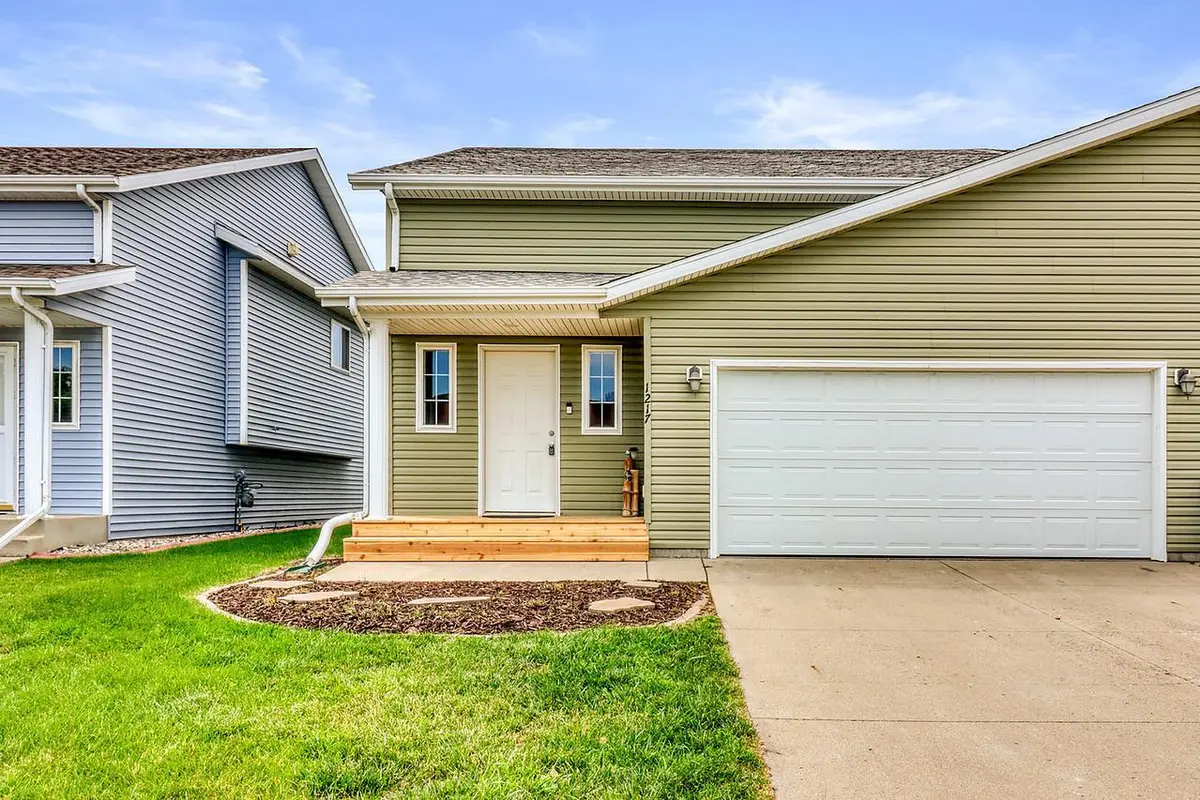 1217 37th AVE S, Moorhead, MN 56560