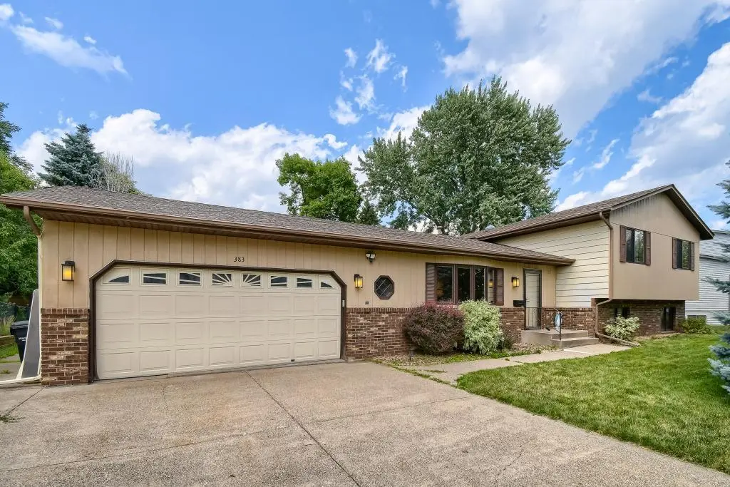 383 Belmont LN E, Maplewood, MN 55117