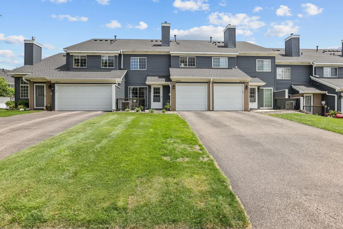 1795 Donegal DR #8, Woodbury, MN 55125