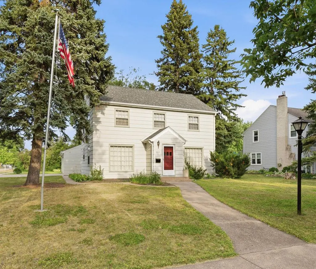 1002 10th ST S, Moorhead, MN 56560