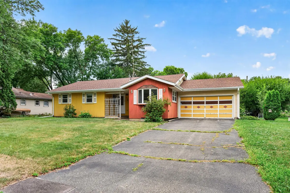 2147 Aztec LN, Mendota Heights, MN 55120
