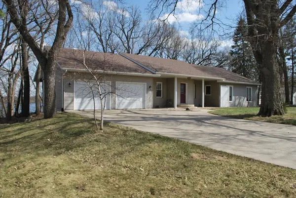 767 Shoreacres DR, Fairmont, MN 56031