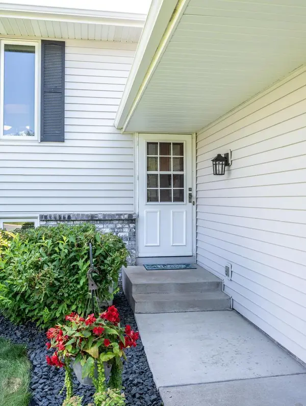 1007 Savannah RD, Eagan, MN 55123