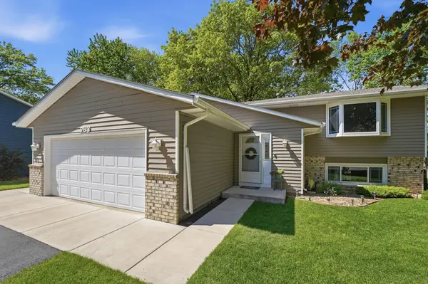 783 Bur Oak CT, Vadnais Heights, MN 55127
