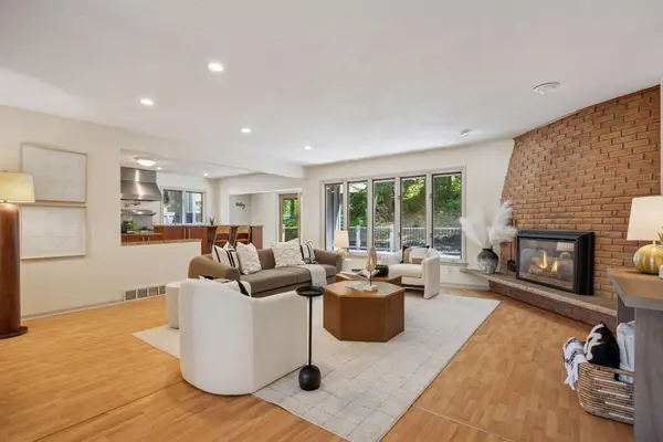 1013 Kenwood Pkwy, Minneapolis, MN 55403