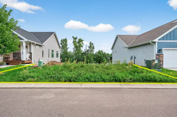 229 McCarrons PL W, Roseville, MN 55113