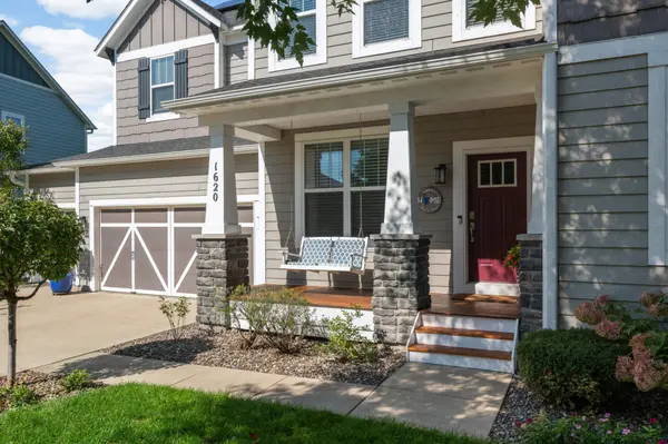 1620 Bluewater LN, Woodbury, MN 55129