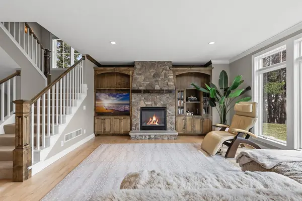 2051 Pinehurst DR, Chanhassen, MN 55317