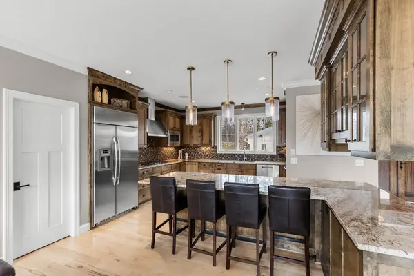2051 Pinehurst DR, Chanhassen, MN 55317