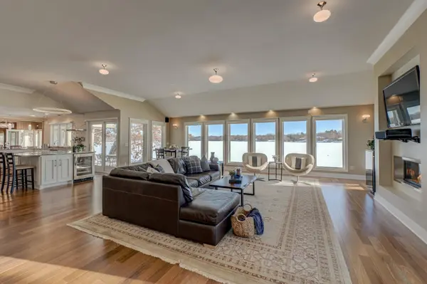 4 W Shore RD, North Oaks, MN 55127