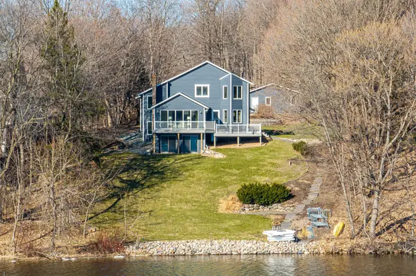 630 Carver Beach RD, Chanhassen, MN 55317