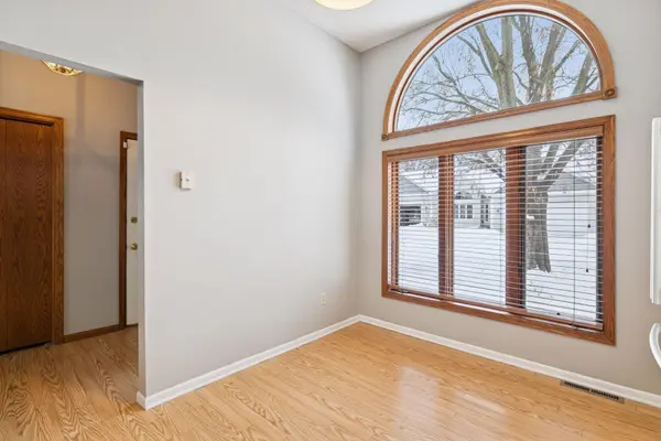 805 Southcross DR E, Burnsville, MN 55306