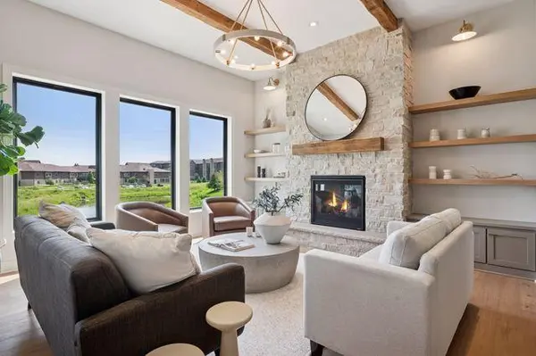 4000 Arbor DR, Woodbury, MN 55129