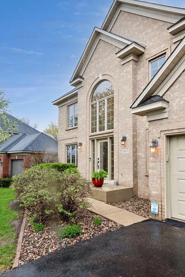 607 Carver Bluffs Pkwy, Carver, MN 55315