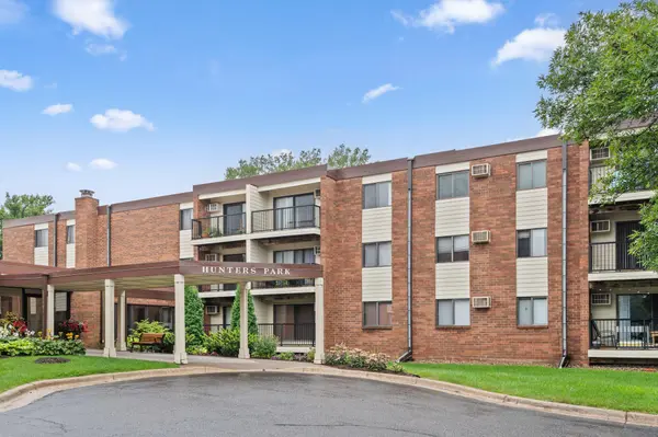 4 Pine Tree DR #223, Arden Hills, MN 55112
