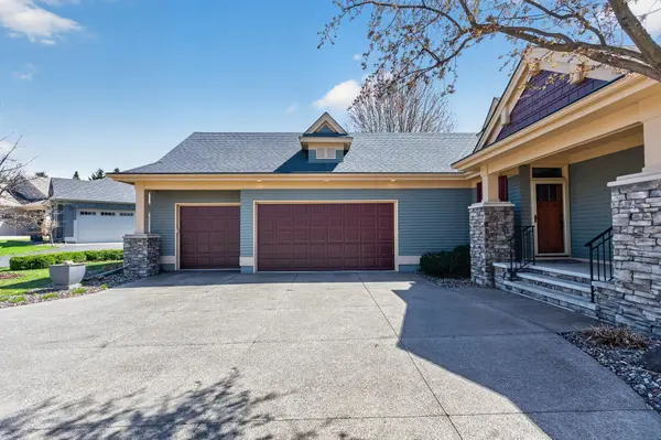 7 Hawthorne CT, North Oaks, MN 55127