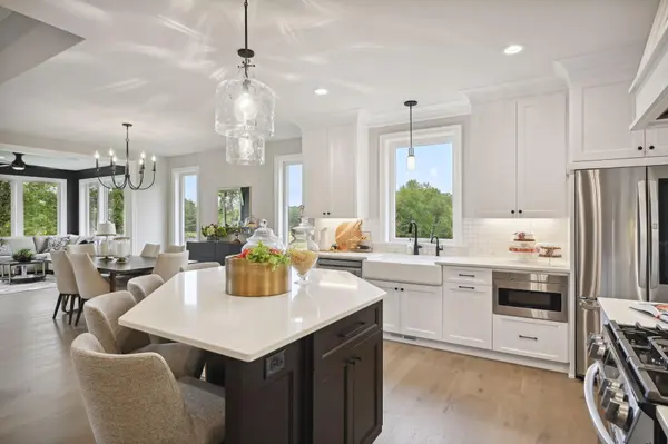 7 Pondview Trail, North Oaks, MN 55127