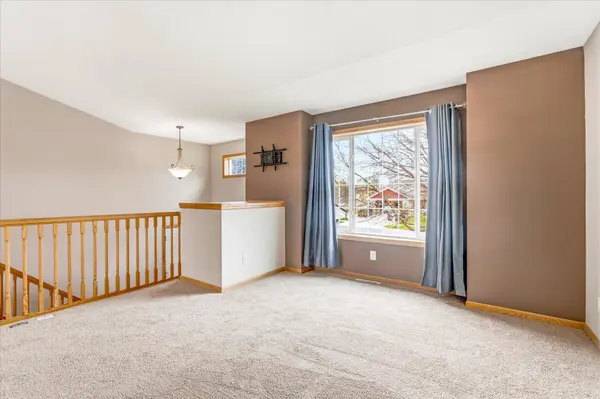 1136 Pioneer TRL SE, Cambridge, MN 55008
