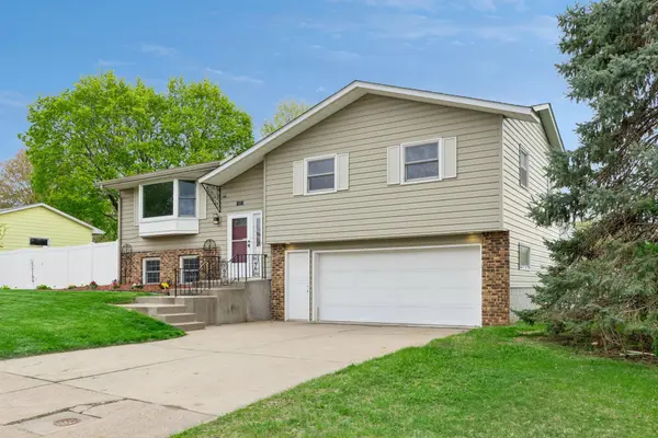 631 Greenway AVE N, Oakdale, MN 55128