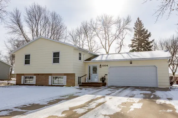 1304 Camelot CT, Fairmont, MN 56031
