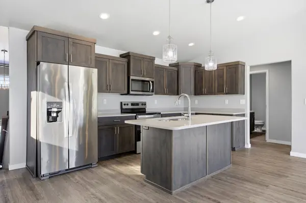 946 Albert DR W, West Fargo, ND 58078