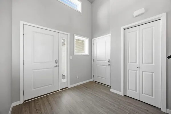946 Albert DR W, West Fargo, ND 58078