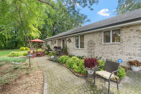 481 Peavey LN, Wayzata, MN 55391