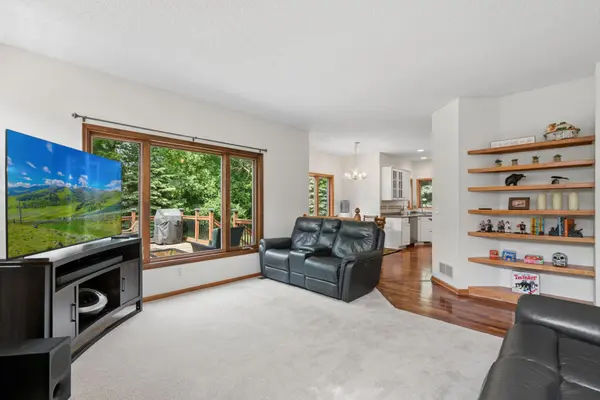 1540 Viewcrest LN, Burnsville, MN 55337