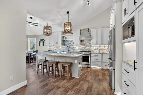 709 Laura CT, Chaska, MN 55318