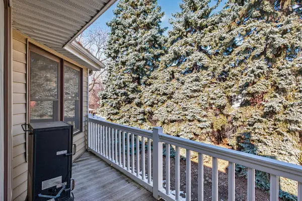 1046 E Travelers TRL #39, Burnsville, MN 55337