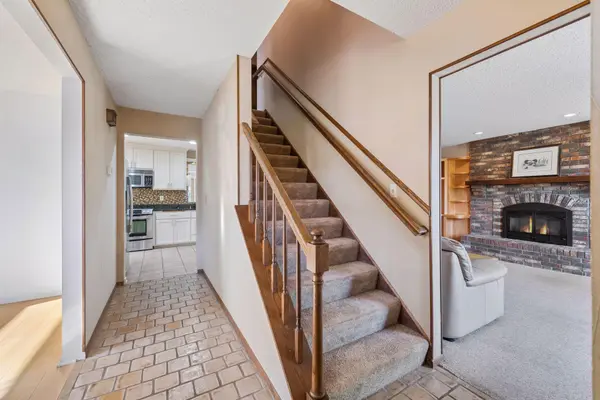 812 Oriole LN, Chaska, MN 55318