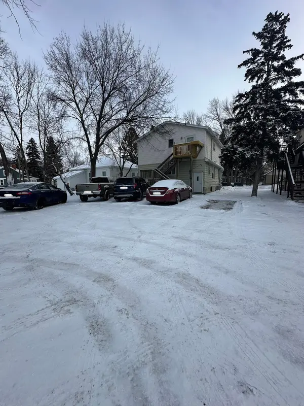 1038 College ST N, Fargo, ND 58102