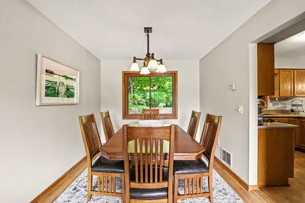 2714 Shadow Wood CT, Chaska, MN 55318