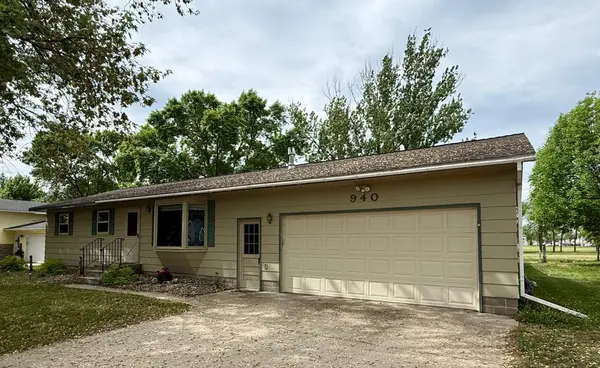940 Lilac DR, Sauk Centre, MN 56378