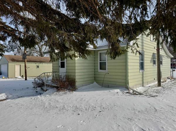 911 Maple AVE, Bird Island, MN 55310