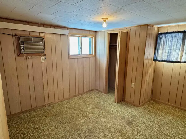 911 Maple AVE, Bird Island, MN 55310