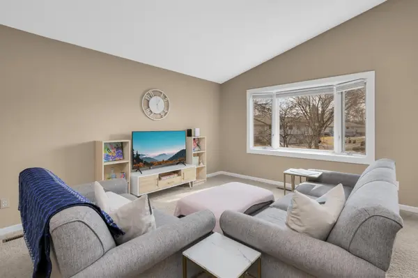 615 Evergreen DR, Burnsville, MN 55337