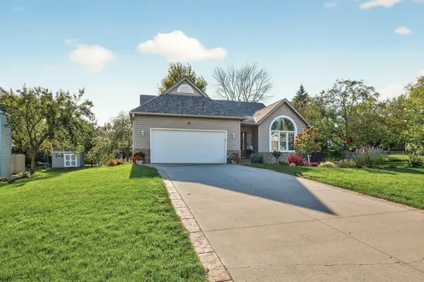 2084 Parkview LN, Woodbury, MN 55125